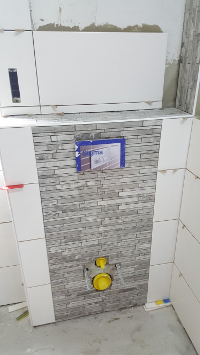 WC Wand Applikation und Ablagen mit Stabmosaik verkleidet